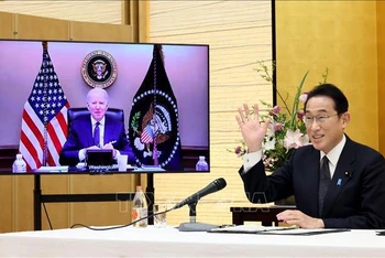 Thủ tướng Nhật Bản Fumio Kishida (phải) tại Hội nghị thượng đỉnh trực tuyến với Tổng thống Mỹ Joe Biden ngày 21/1/2022. (Ảnh tư liệu: AFP/TTXVN)