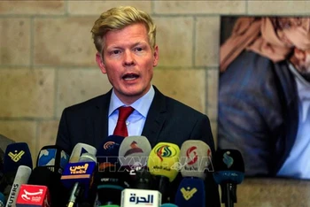 Đặc phái viên Liên hợp quốc về Yemen Hans Grundberg phát biểu với báo giới tại Sanaa, Yemen, ngày 13/4/2022. (Ảnh: AFP/TTXVN)
