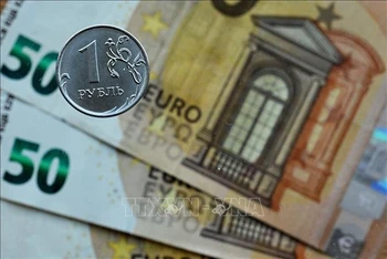 Đồng xu ruble của Nga và đồng euro. (Ảnh: AFP/TTXVN)