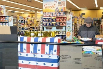 Người dân mua hàng tại siêu thị ở Millbrae, California, Mỹ, ngày 13/7/2022. (Ảnh: THX/TTXVN)
