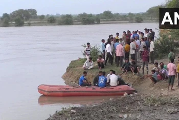 Đội cứu hộ tìm kiếm những nạn nhân còn mất tích trong trận lũ quét trên sông Mal ở huyện Jalpaiguri, bang Tây Bengal, Ấn Độ, ngày 6/10/2022. (Ảnh: ANI)