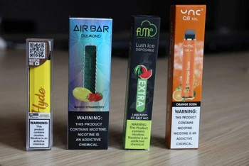Một số sản phẩm thuốc lá điện tử dùng 1 lần có hương vị. (Ảnh minh họa: Reuters)