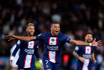 Đặt bút ký vào bản hợp đồng mới để gắn bó với Paris-Saint Germain đến năm 2025 giúp Mbappe có mức lương cao nhất thế giới. (Ảnh: PSG/Getty Images)
