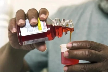 Một số mẫu siro ho do Maiden Pharmaceuticals (Ấn Độ) sản xuất được cho có liên quan cái chết của hàng chục trẻ em tại Gambia. (Ảnh minh họa: Guardian) 