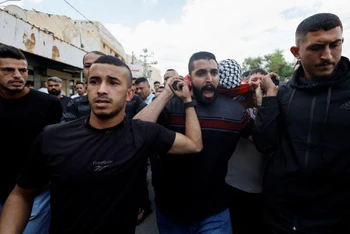 Người thân trong lễ tang của 1 thiếu niên Palestine thiệt mạng do trúng đạn từ phía quân đội Israel trong cuộc đụng độ tại Jenin, Bờ Tây, ngày 8/10/2022. (Ảnh: Reuters)