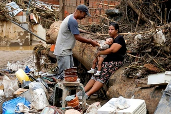 Người dân Venezuela chịu tổn thất nặng nề sau trận lở đất. (Nguồn: News18)