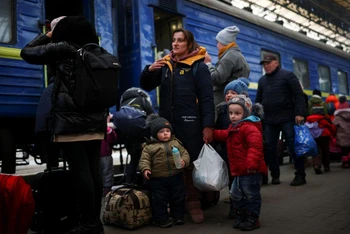 Một gia đình người Ukraine đi di tản khỏi xung đột tại nhà ga xe lửa ở Lviv, Ukraine, ngày 1/3/2022. (Ảnh: Reuters)