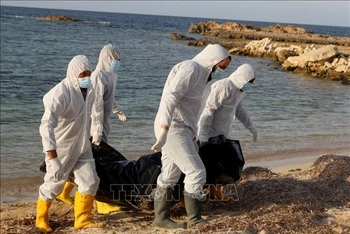 Nhân viên y tế chuyển thi thể người di cư tử vong do đuối nước tại vùng biển ngoài khơi Libya, ngày 25/11/2021. (Ảnh tư liệu: AFP/TTXVN) 