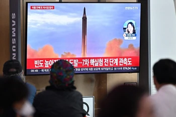 Truyền hình Hàn Quốc phát bản tin về vụ phóng tên lửa của Triều Tiên, tại Seoul, ngày 6/10/2022. (Ảnh: AFP/TTXVN)
