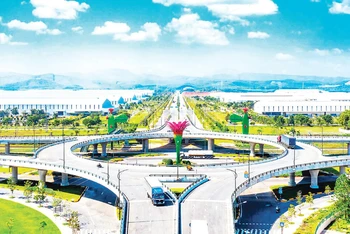 Cầu vượt vòng xuyến 2 tầng giữa quốc lộ 1A và đường sắt bắc-nam có đường trục chính từ cảng Chu Lai đến đường cao tốc Ðà Nẵng-Quảng Ngãi. 
