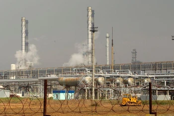 Một nhà máy lọc dầu thuộc hệ thống đường ống dẫn dầu Bắc Druzhba, gần thành phố Mozyr, Belarus. (Ảnh: Reuters)