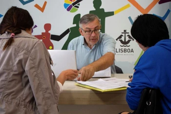 Người tị nạn Ukraine hỗ trợ những đồng hương mới đến tại 1 một trung tâm hỗ trợ người tị nạn ở Lisbon, Bồ Đào Nha, ngày 27/9/2022. Ảnh: Reuters