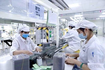 Sản xuất linh kiện điện tử tại Công ty Youngbag ViiNa, Khu công nghiệp Bình Xuyên, tỉnh Vĩnh Phúc. (Ảnh: TTXVN)