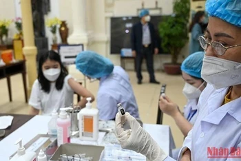 Tiêm vaccine cho học sinh trung học cơ sở ở Hà Nội vào tháng 11/2021. (Ảnh minh họa: DUY LINH)