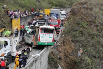 Hiện trường vụ tai nạn xe buýt khiến ít nhất 20 người tử vong tại Colombia, ngày 15/10/2022. Ảnh: The Guardian