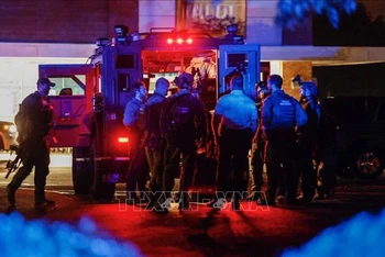 Lực lượng thực thi pháp luật Mỹ được triển khai tại hiện trường vụ nổ súng ở thành phố Raleigh, bang Bắc Carolina (Mỹ) ngày 13/10/2022. (Ảnh: newsobserver.com/TTXVN)