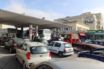 Hàng dài ô-tô xếp hàng chờ tiếp nhiên liệu tại 1 trạm xăng ở Tunis, Tunisia, ngày 11/10/2022. (Ảnh: Reuters)