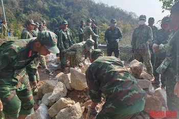 Lực lượng quân đội tham gia khắc phục đường sạt lở tại Cù Lao Chàm.