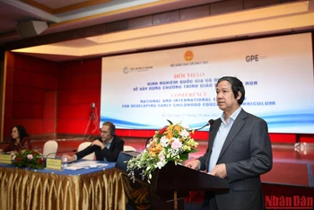 Bộ trưởng Giáo dục và Đào tạo Nguyễn Kim Sơn phát biểu tại hội thảo.