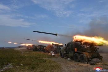Trong ảnh do Hãng Thông tấn Trung ương Triều Tiên công bố ngày 10/10/2022: Cuộc tập trận tấn công hỏa lực của pháo binh tầm xa của Quân đội nhân dân Triều Tiên tại một địa điểm không xác định. Ảnh: AFP/TTXVN