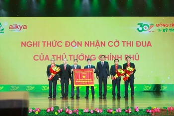 Phó Chủ tịch Ủy ban nhân dân tỉnh Trà Vinh Nguyễn Quỳnh Thiện, (thứ ba bên phải), thừa ủy quyền của Thủ tướng Chính phủ, trao Cờ Thi đua xuất sắc năm 2021 cho tập thể Công ty cổ phần Dược phẩm Trà Vinh.