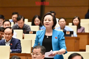 Bộ trưởng Nội vụ Phạm Thị Thanh Trà phát biểu tại phiên thảo luận chiều 27/10. Ảnh: ĐĂNG KHOA