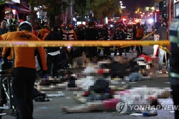 Hiện trường vụ giẫm đạp khiến hơn 100 người chết ở khu Itaewon, Seoul, Hàn Quốc, ngày 29/10/2022. Ảnh: Yonhap