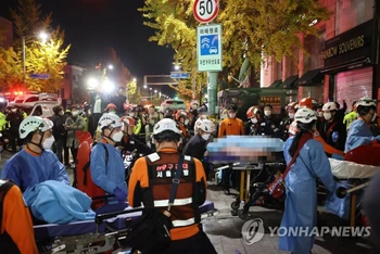 Lực lượng cứu hộ chuyển các nạn nhân tại hiện trường vụ giẫm đạp trong lễ Halloween ở Itaewon, Seoul, Hàn Quốc, ngày 30/10/2022. Ảnh: Yonhap