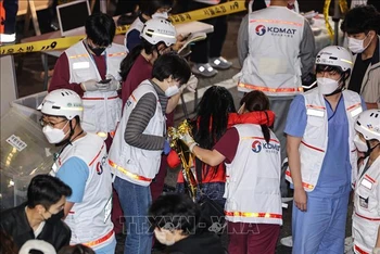 Lực lượng cứu hộ hỗ trợ các nạn nhân tại hiện trường vụ giẫm đạp ở Seoul, Hàn Quốc, ngày 30/10/2022. (Ảnh: Yonhap/TTXVN)