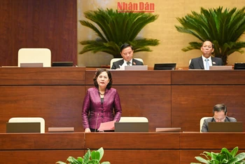 Thống đốc Ngân hàng Nhà nước Việt Nam Nguyễn Thị Hồng phát biểu giải trình, làm rõ một số vấn đề đại biểu Quốc hội nêu. (Ảnh: DUY LINH)