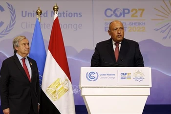 Tổng Thư ký Liên hợp quốc Antonio Guterres (trái) và Ngoại trưởng Ai Cập, Chủ tịch Hội nghị thượng đỉnh lần thứ 27 Các bên tham gia Công ước khung của Liên hợp quốc về biến đổi khí hậu (COP27) trong cuộc họp báo tại Sharm el-Sheikh (Ai Cập), ngày 17/11/2022. (Ảnh: AFP/TTXVN)