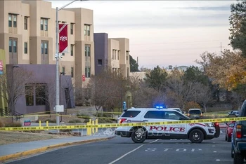 Cảnh sát phong tỏa hiện trường vụ nổ súng tại Đại học New Mexico ở thành phố Albuquerque, bang New Mexico, Mỹ ngày 19/11/2022. (Ảnh: Albuquerque Journal/TTXVN)