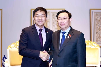 Chủ tịch Quốc hội Vương Đình Huệ gặp Chủ tịch Quốc hội Singapore Tan Chuan-Jin. (Ảnh: Doãn Tấn/TTXVN)