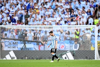 Messi và các đồng đội bất ngờ thất thủ trước đội bóng được đánh giá yếu hơn trong ngày ra quân World Cup 2022. (Ảnh: Reuters)