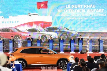 [Ảnh] Thủ tướng chứng kiến ô-tô điện thương hiệu Việt Nam lần đầu tiến ra thế giới