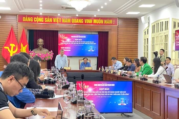 Lãnh đạo Hiệp hội Phát triển văn hóa doanh nghiệp Việt Nam trả lời báo chí tại họp báo.