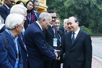 Chủ tịch nước Nguyễn Xuân Phúc gặp mặt các nhà khoa học thuộc Liên đoàn các Hội kinh tế Đông Nam Á (FAEA) tham dự Hội nghị FAEA lần thứ 45 diễn ra tại Hà Nội. (Ảnh: TTXVN)