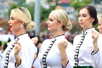 Các thí sinh Hoa hậu Du lịch thế giới trong trang phục truyền thống của đồng bào dân tộc Thái.