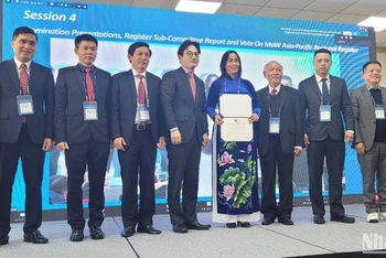Đoàn công tác của thành phố Đà Nẵng do Phó Chủ tịch Hội đồng nhân dân thành phố Nguyễn Thị Anh Thi đón nhận Bằng công nhận Ma nhai tại MOWCAP.