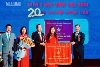 Lãnh đạo Bộ Y tế trao cờ thi đua xuất sắc của Chính phủ tặng tập thể Viện Y học biển Việt Nam.