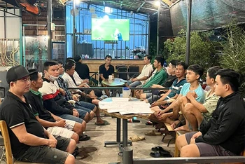 Nguyễn Tấn Phúc (giữa) và các đối tượng tham gia cá độ bóng đá bị bắt quả tang.