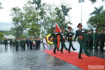 Nguyên Chủ tịch nước Trương Tấn Sang và các đại biểu thực hiện nghi thức truy điệu hài cốt liệt sĩ tại Nghĩa trang Liệt sĩ quốc gia Vị Xuyên.