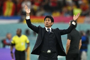Huấn luyện viên Hajime Moriyasu ăn mừng sau chiến thắng để đời của tuyển Nhật Bản trước Tây Ban Nha. (Ảnh: Reuters)