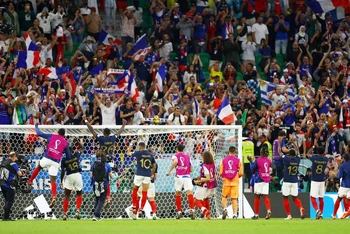 Các cầu thủ Pháp ăn mừng lọt vào tứ kết World Cup 2022. (Ảnh: Reuters)