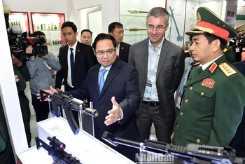 Thủ tướng Phạm Minh Chính cùng các đại biểu tham quan triển lãm. (Ảnh: THÀNH ĐẠT) 
