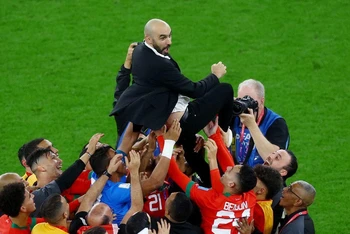 Huấn luyện viên Maroc Walid Regragui ăn mừng cùng các cầu thủ sau trận tứ kết. (Ảnh: Reuters)