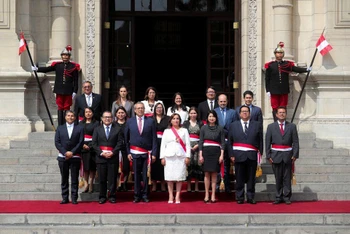 Tổng thống Peru Dina Boluarte (áo trắng, hàng đầu tiên) chụp ảnh cùng nội các mới ở Lima, Peru ngày 10/12/2022. (Ảnh: Reuters)