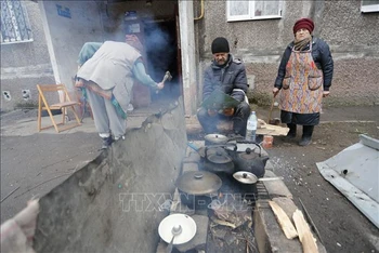Người dân tại Mariupol, Ukraine, ngày 12/4/2022. (Ảnh minh họa: THX/TTXVN)