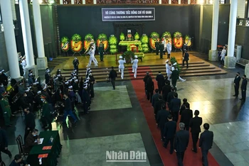 Đúng 8 giờ, lễ viếng đồng chí Vũ Oanh được cử hành trọng thể tại Nhà Tang lễ Quốc gia, số 5 Trần Thánh Tông, Hà Nội. (Ảnh: DUY LINH)