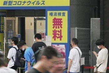 Người dân xếp hàng chờ xét nghiệm Covid-19 tại Fukuoka, Nhật Bản, tháng 7/2022. (Ảnh: Kyodo/TTXVN)